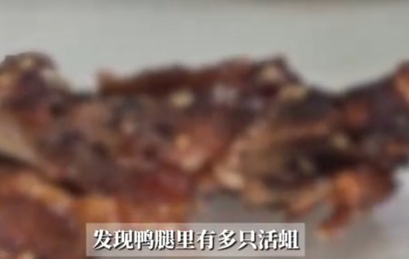 中国上海餐饮店,有顾客惊见鸭腿上有活蛆蠕动。(图撷自微博) 中国上海餐饮店,有顾客惊见鸭腿上有活蛆蠕动。(图撷自微博)