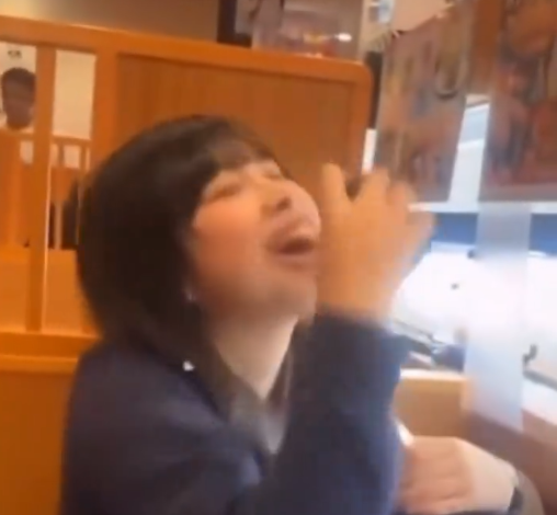 日本女高中生在藏寿司山形南馆店恶搞,不仅伸手摸回转台上的寿司还舔拭酱油瓶口。(图撷自「zhongguo8021」TikTok ) 日本女高中生在藏寿司山形南馆店恶搞,不仅伸手摸回转台上的寿司还舔拭酱油瓶口。(图撷自「zhongguo8021」TikTok )