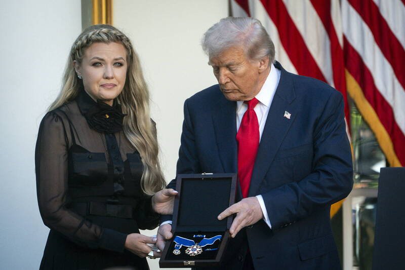 美国总统川普在白宫玫瑰花园追授遭暗杀的保守派领袖柯克(Charlie Kirk)「总统自由勋章」,由柯克遗孀艾瑞卡(Erika,左)含泪代领。
(欧新社) 美国总统川普在白宫玫瑰花园追授遭暗杀的保守派领袖柯克(Charlie Kirk)「总统自由勋章」,由柯克遗孀艾瑞卡(Erika,左)含泪代领。
(欧新社)