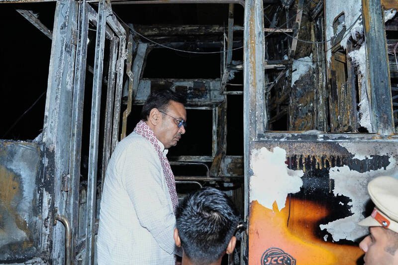 印度北部14日发生公车起火事件,至少20人被烧死。(美联社) 印度北部14日发生公车起火事件,至少20人被烧死。(美联社)