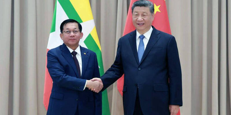 缅甸军政府领导人敏昂莱(Min Aung Hlaing)(左)与中国国家主席习近平(右)今年5月9日首度会晤。(法新社档案照) 缅甸军政府领导人敏昂莱(Min Aung Hlaing)(左)与中国国家主席习近平(右)今年5月9日首度会晤。(法新社档案照)