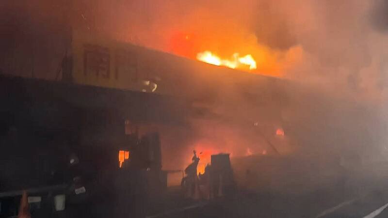 桃园区南门市场晚间火警。（记者郑淑婷翻摄）