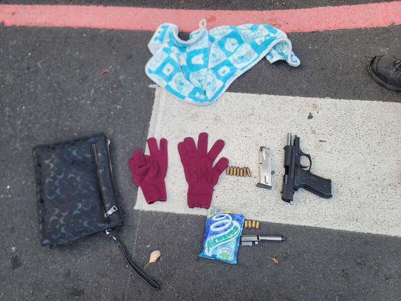 警方于车内搜出手枪、子弹等物品。（民众提供）