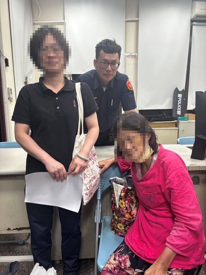 警方找到李姓老妇（右）帮助她与家人团聚。（记者王冠仁翻摄）