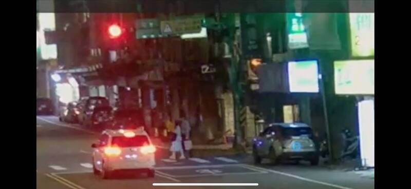 图为情侣事后通过文化路。（记者吴仁捷翻摄）