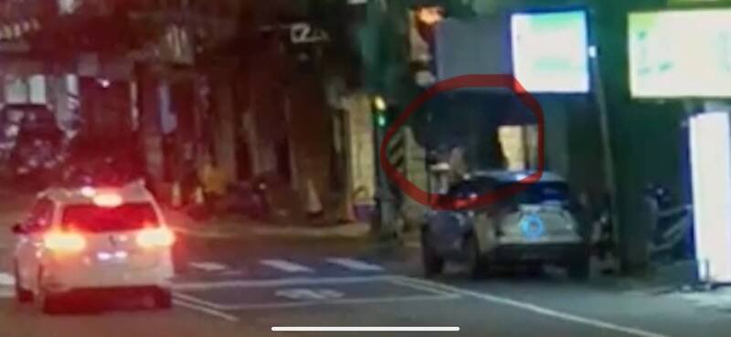 图为情侣违规画面。（记者吴仁捷翻摄）