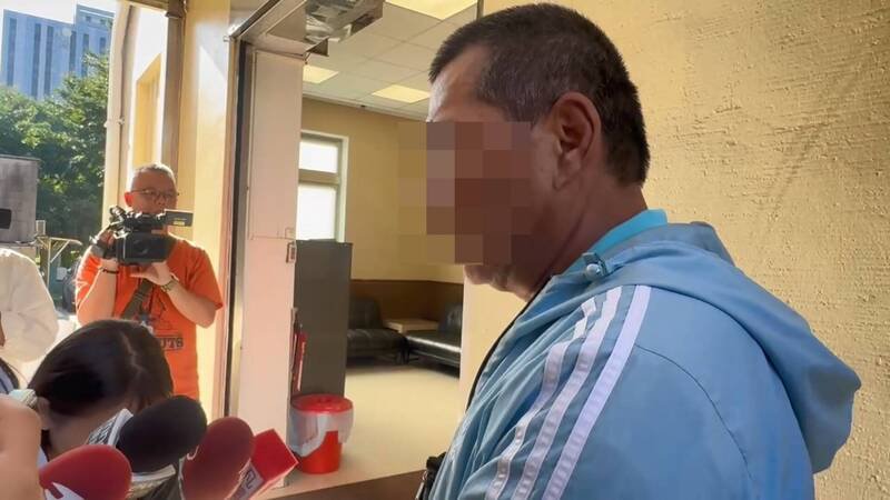 徐父说，儿子身体壮得跟牛一样，且到院时都还是清醒的，对于突然离开人世相当不解。（记者陆运锋翻摄）