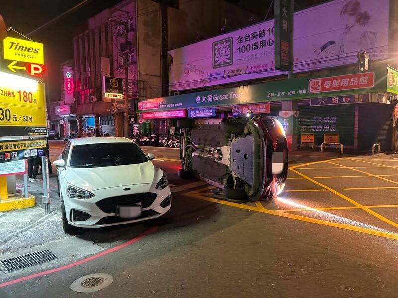 桃园深夜两福特轿车追撞，红车大马路侧翻，驾驶毫发未伤。（警方提供）