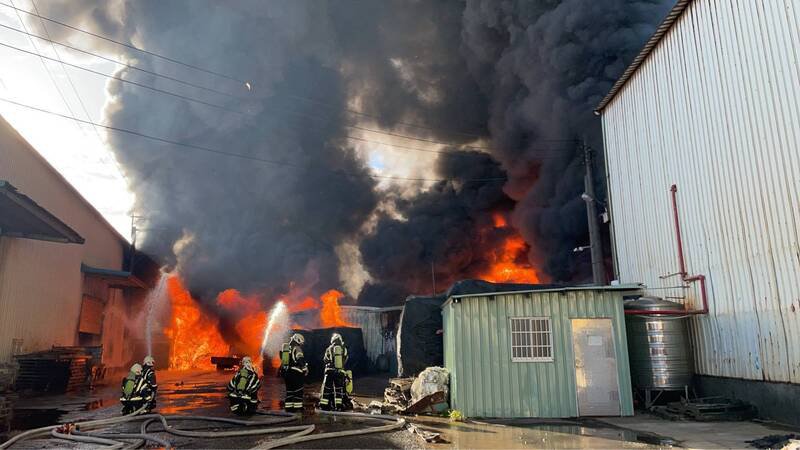 桃园市芦竹区龙安街二段1340巷内一家电缆回收场清晨发生火灾，现场火势猛烈、浓烟直天际，消防人员拉出多条水线灌救。（记者余瑞仁翻摄）