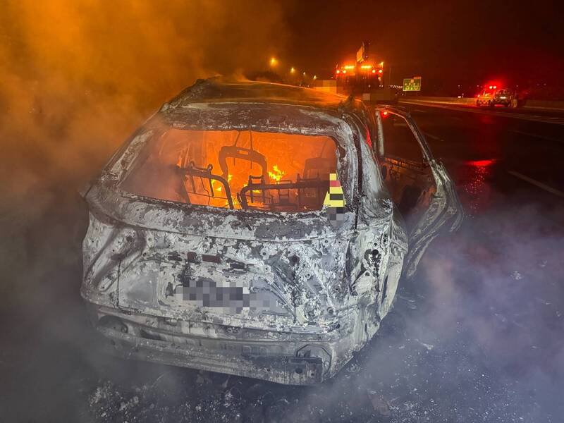 机车与轿车起火燃烧，王姓老翁当场死亡。（国道警方提供）