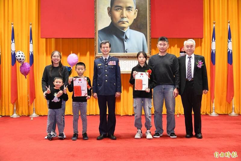 台北市警察局长李西河（左3）出席典礼。（记者王冠仁摄）