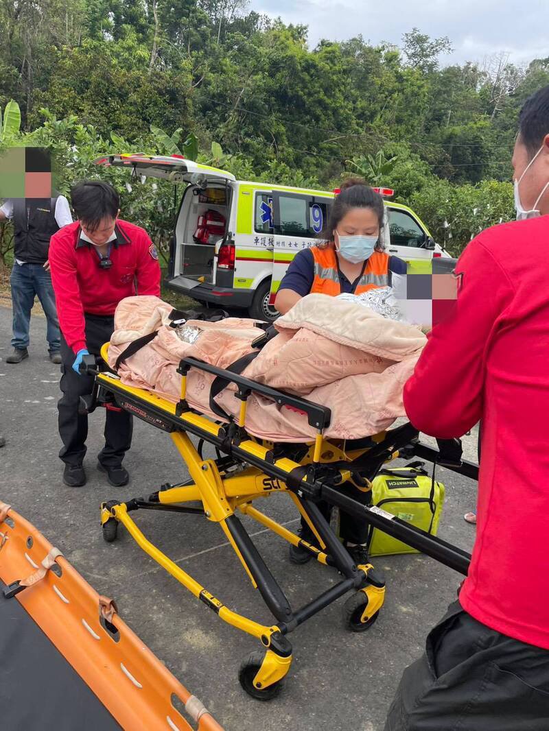 救援人员将罗翁送医救治。（嘉义市消防局提供）