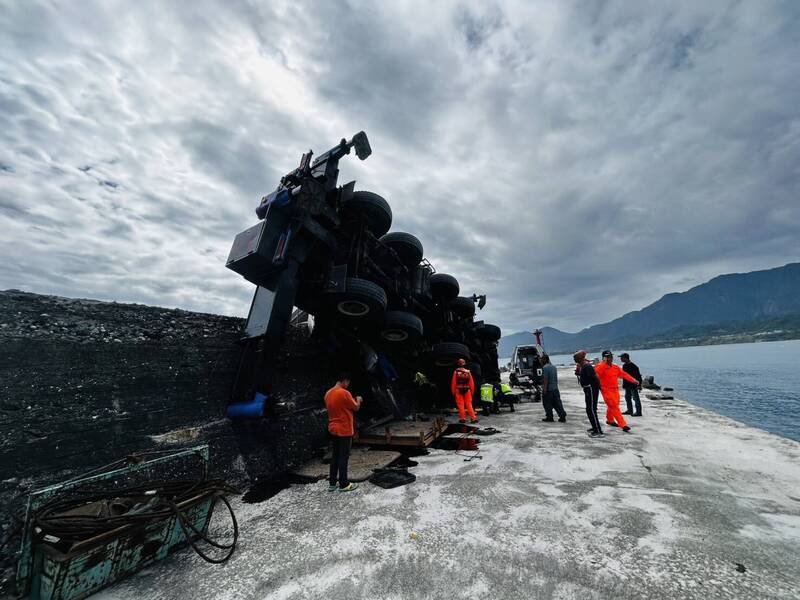 台东成功渔港吊车翻覆。（记者黄明堂翻摄）