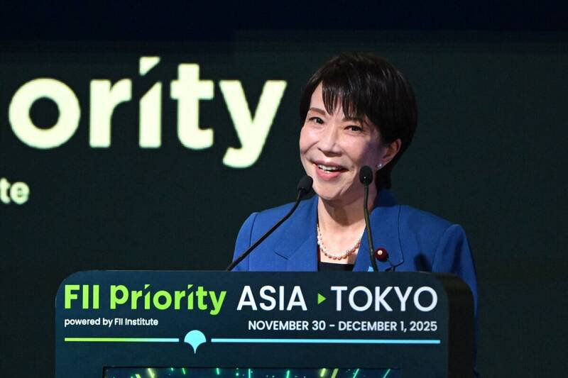 日本首相高市早苗今在东京出席「未来投资倡议」（FII）会议，她引用了人气漫画《进击的巨人》中的一句台词，向底下与会者喊到「全都闭嘴，全部都投资在我身上就对了」。（彭博）