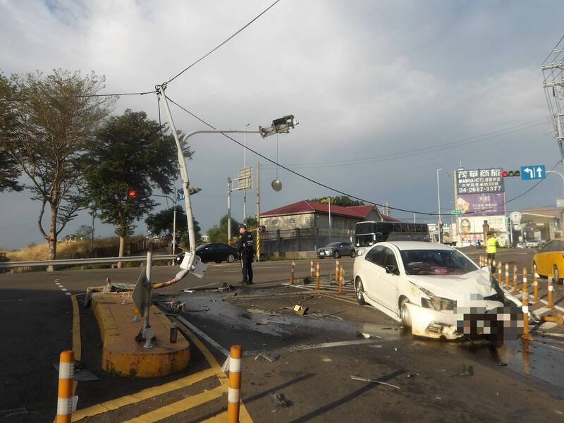 黄男驾驶轿车自撞路口号志杆，致号志杆断裂。（民众提供）