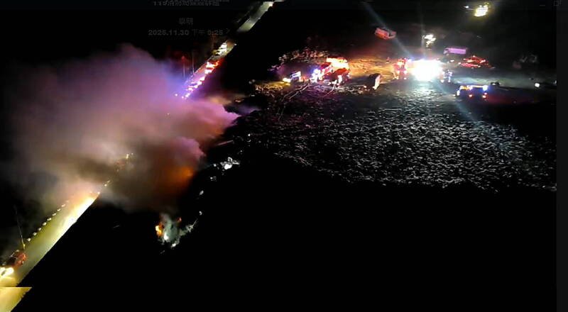 南市城西二期掩埋场于30日晚间8点发生火警，火势于约10点扑灭，残火于1日凌晨即完全扑灭。（南市府提供）