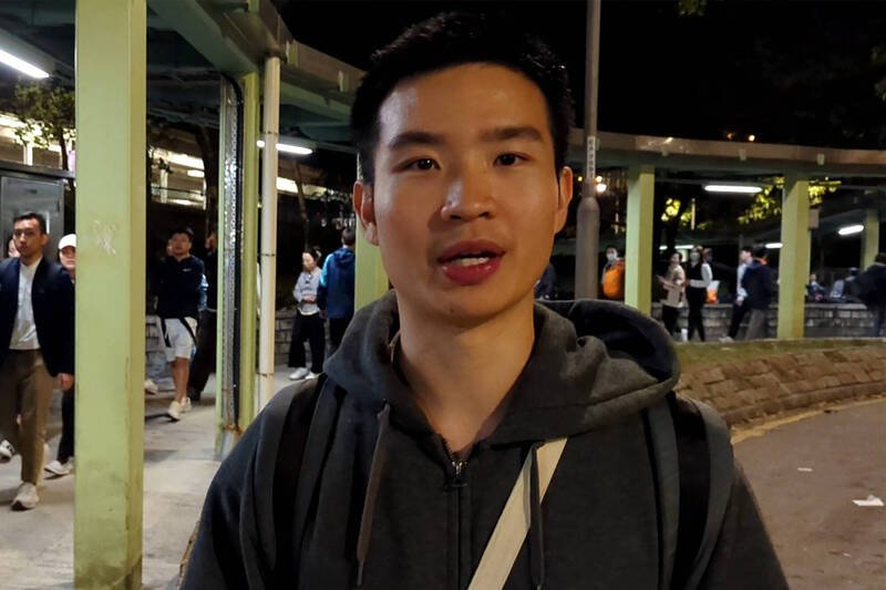 香港大学生关靖丰因发起宏福苑大火问责连署，上周六遭国安处拘捕，法新社记者1日目击他已离开警署。（法新社）