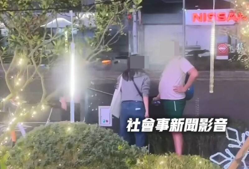 谢姓少年擦撞女童后，女童母亲气得大骂「你骑这么快当然煞不住阿」，随后带著女童前往医院治疗。（记者陆运锋翻摄）