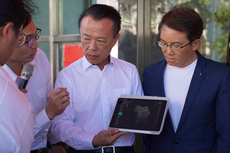 嘉义县长翁章梁（中）了解各项救护器材使用功能。（嘉义县消防局提供）