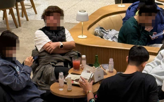 有中国游客竟在京畿道的1家星巴克内无视禁带外食规定，一边喝烧酒一边吃炸鸡，令南韩民众看了相当傻眼。（图撷自IG）