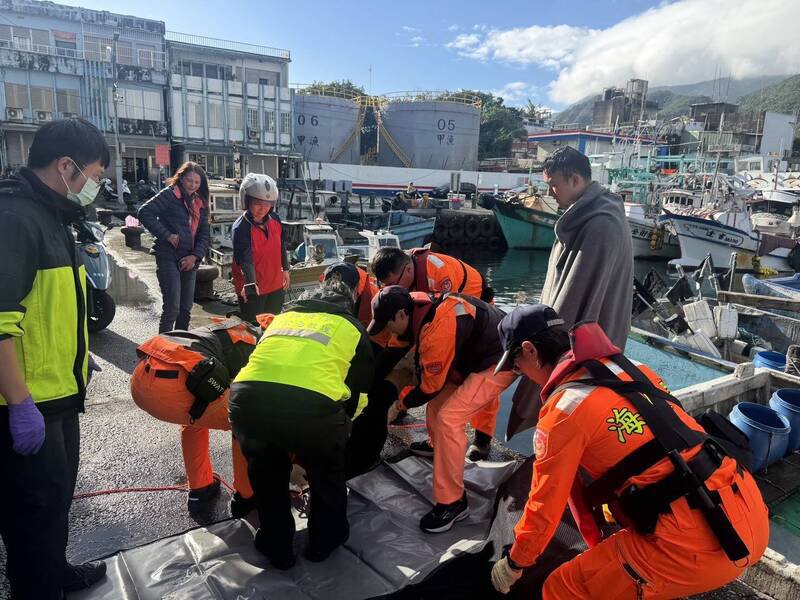 南方澳传出78岁妇人落海身亡，海巡署人员打捞上岸后报请检察官相验调查死因。（图由读者提供）