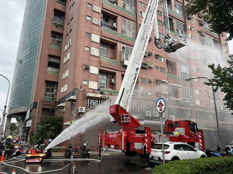 宜县消防局出动消防车6辆、救护车1辆、消防人员20人，前往纽约市大楼办理高楼灾害演练，模拟真实火灾状况下的多面向应变。（宜兰县消防局提供）