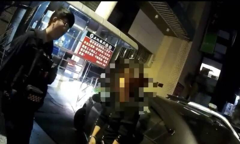 里港警分局运用新式唾液毒品快筛试剂查获陈姓越南籍女子涉嫌毒驾。（屏县里港警分局提供）