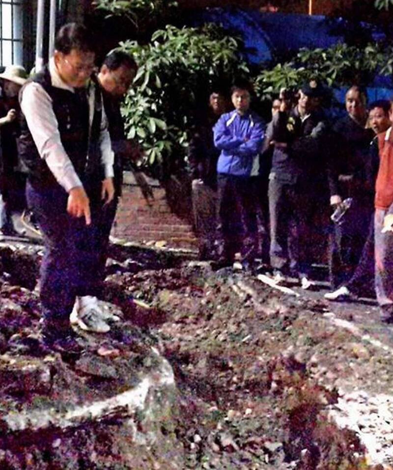 郑智文（左）在当检察官时还曾侦办电镀工厂偷排废水案。（资料照）