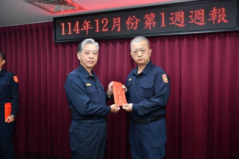 第六分局长周俊铭（右）接受警察局长吴敬田表扬。（警方提供）