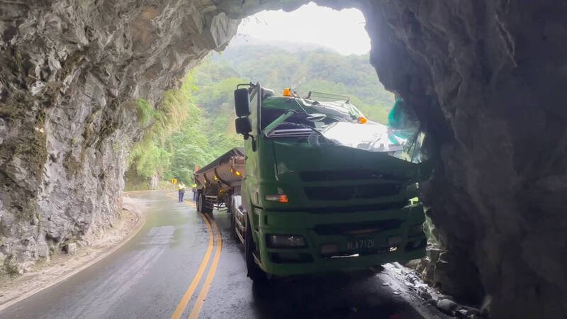 中横公路台8线184.1公里处，今（3）日上午发生一起惊险的曳引车自撞事故。（民众提供）