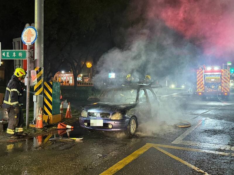 屏东科技大学校门口附近，今（3）日傍晚1辆停放在路边的自小客车突然起火燃烧，消防队获报后火速赶抵现场灌救。（警方提供）