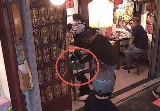 男子背包掉出一把疑似「手枪」物品。（民众提供）