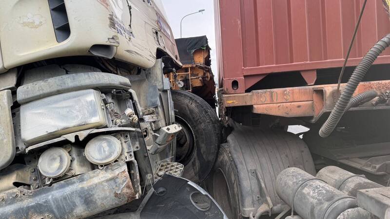 曳引车台61线联络道追撞，2车卡住车道。（民众提供）