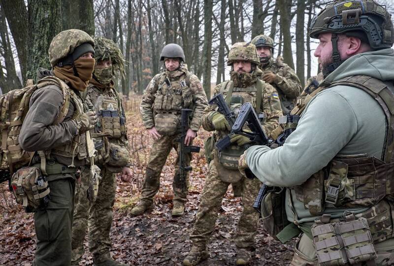 乌克兰国会3日投票批准了2026年预算，由于乌俄战争仍继续，国防预算达到GDP的27.2%。图为乌军士兵。（欧新社）