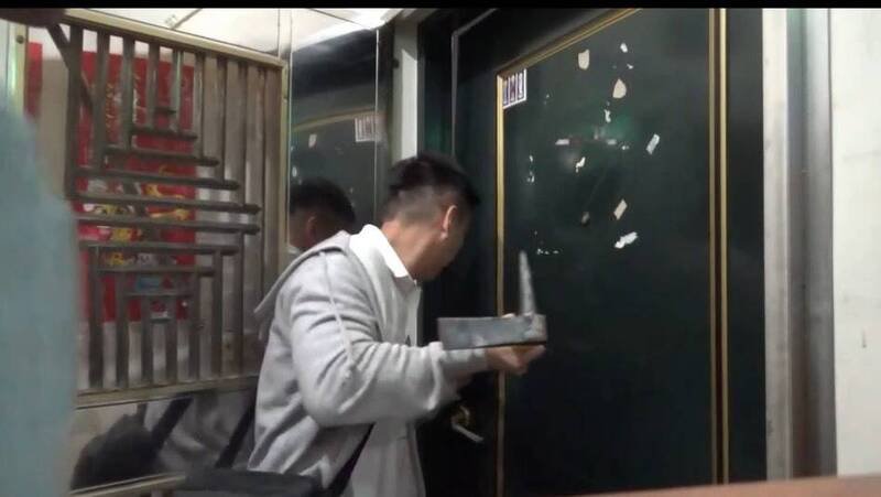 屏东里港警方查诈骗集团进行破门攻坚。（里港警分局提供）