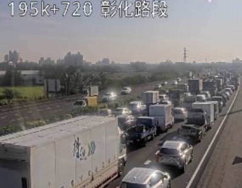 国1彰化小货车翻覆挡路，后方一度塞到「紫爆」。（翻摄高速公路1968）