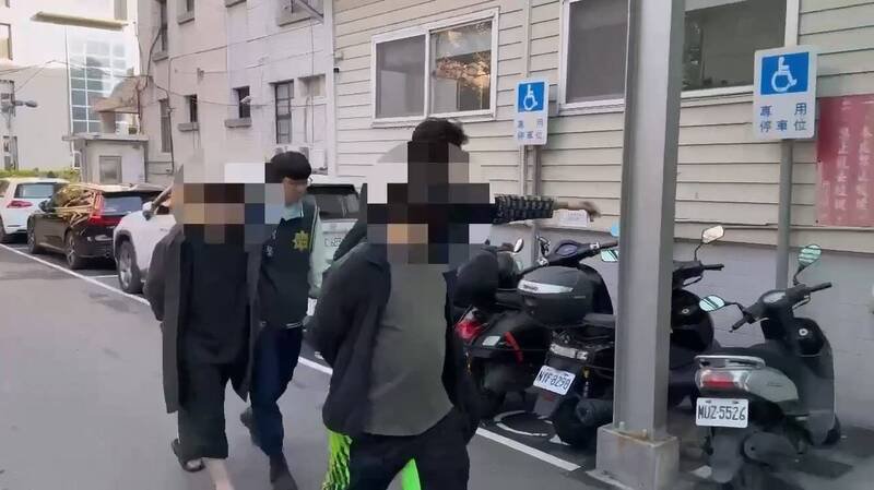 吴、李2人被依法送办。（记者徐圣伦翻摄）