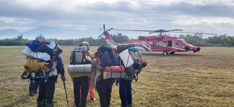 郭姓退休校长登山罹难疑案，桥头地检署今复验并追查有无过失致死刑责，图为郭姓退休校长遗体吊挂下山情形。（资料照）