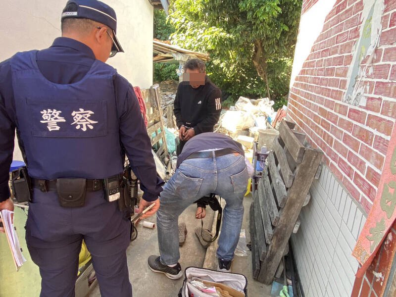 李姓男子当场被逮捕，酒醒后表示，因怀疑李翁在骂人才攻击。（民众提供）