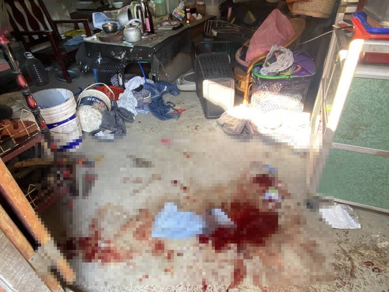 彰化县埔心乡惊传酒后伤人案件，李姓屋主叫酒友起床，结果被打到头破血流，满屋血迹，场面怵目惊心。（民众提供）