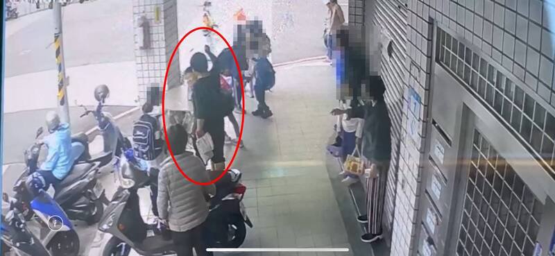 男子挥拳被监视器拍下。（记者徐圣伦翻摄）