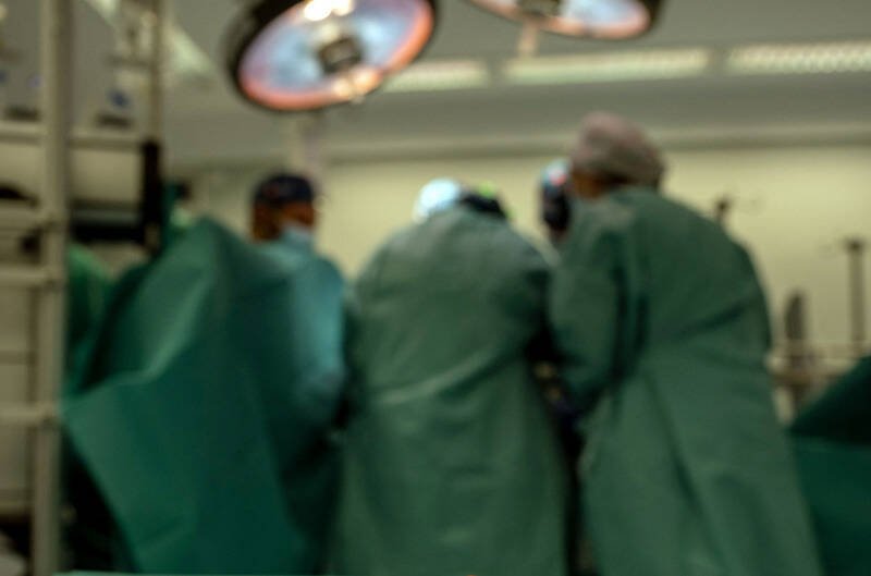 中国河南14岁少年被判定脑死后迅速完成6器官移植，引发外界质疑。手术房示意图，与本文无关。（法新社）