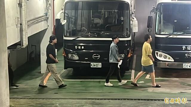 宪兵211营时任中士黎育尔（左）、中士赖重宇（右）、时任国防部资通电军指挥部上兵陈文豪（中）被中共吸收当共谍，判刑定谳。（资料照）