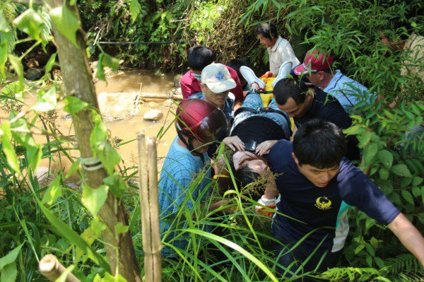 新竹县政府消防局关西消防分队及义消们顺利抢救连姓妇人脱困。（记者黄美珠翻摄）