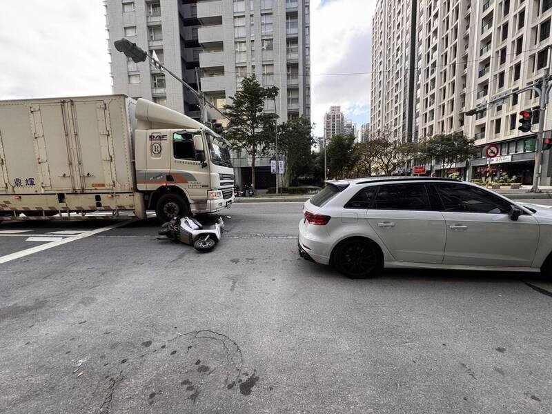 机车卡在大货车底。（记者徐圣伦翻摄）