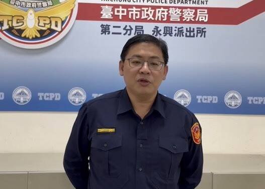 台中市二分局永兴所长邱柏昌说明案情。（警方提供）