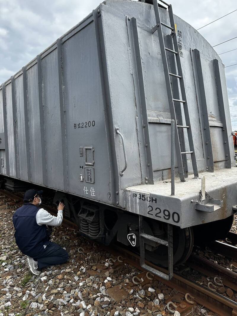 今天早上7405次货物列车正要进台铁花莲调车场，不明原因撞上调车场颜姓员工，颜男送医不治，铁路警察局花莲分局目前正调查事故原因。（铁路警察局提供）