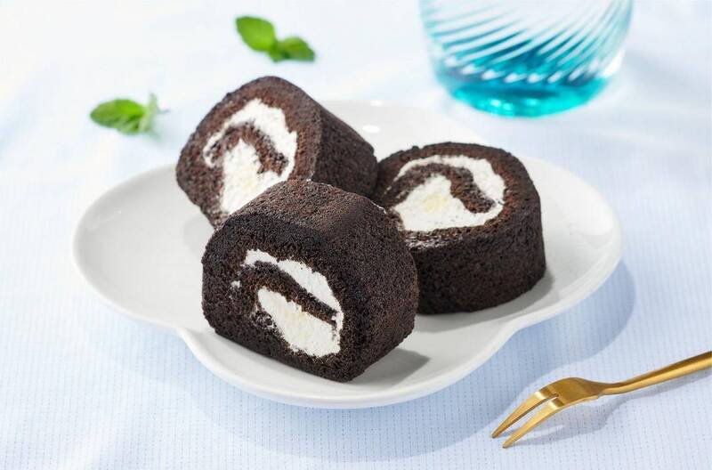 退休男5天偷走9条蛋糕卷，遭依窃盗罪合并裁罚金1万元，因与超市和解且有病况获缓刑2年。（全联提供）