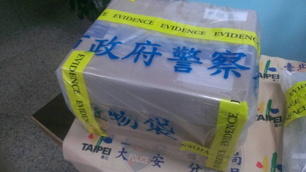 警方从国际邮包起出1508公克的大麻花毒品。（记者姚岳宏翻摄）