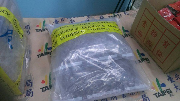 警方从国际邮包起出1508公克的大麻花毒品。（记者姚岳宏翻摄）